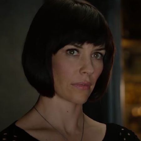 Evangeline Lilly has a short black hair in the picture.